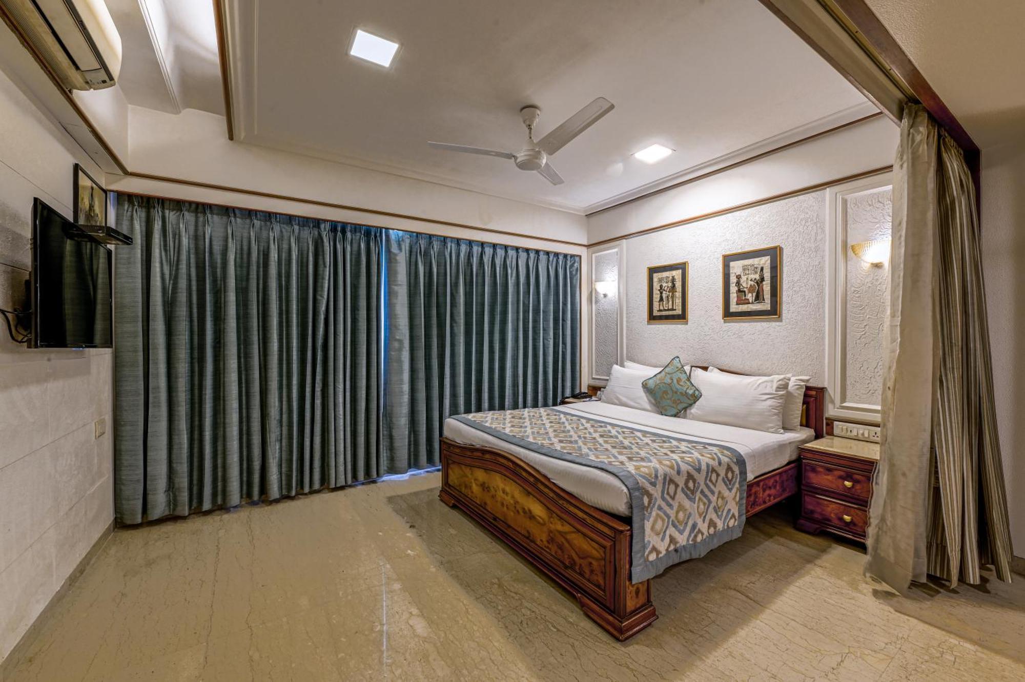 Regal Enclave Hotel Mumbai Exterior foto