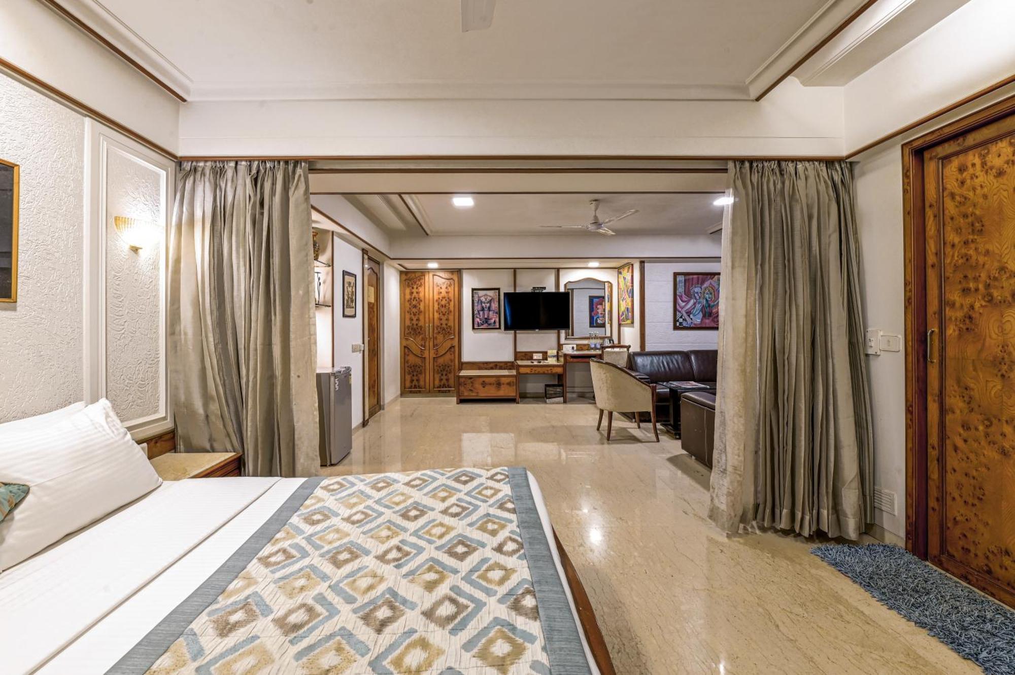 Regal Enclave Hotel Mumbai Exterior foto