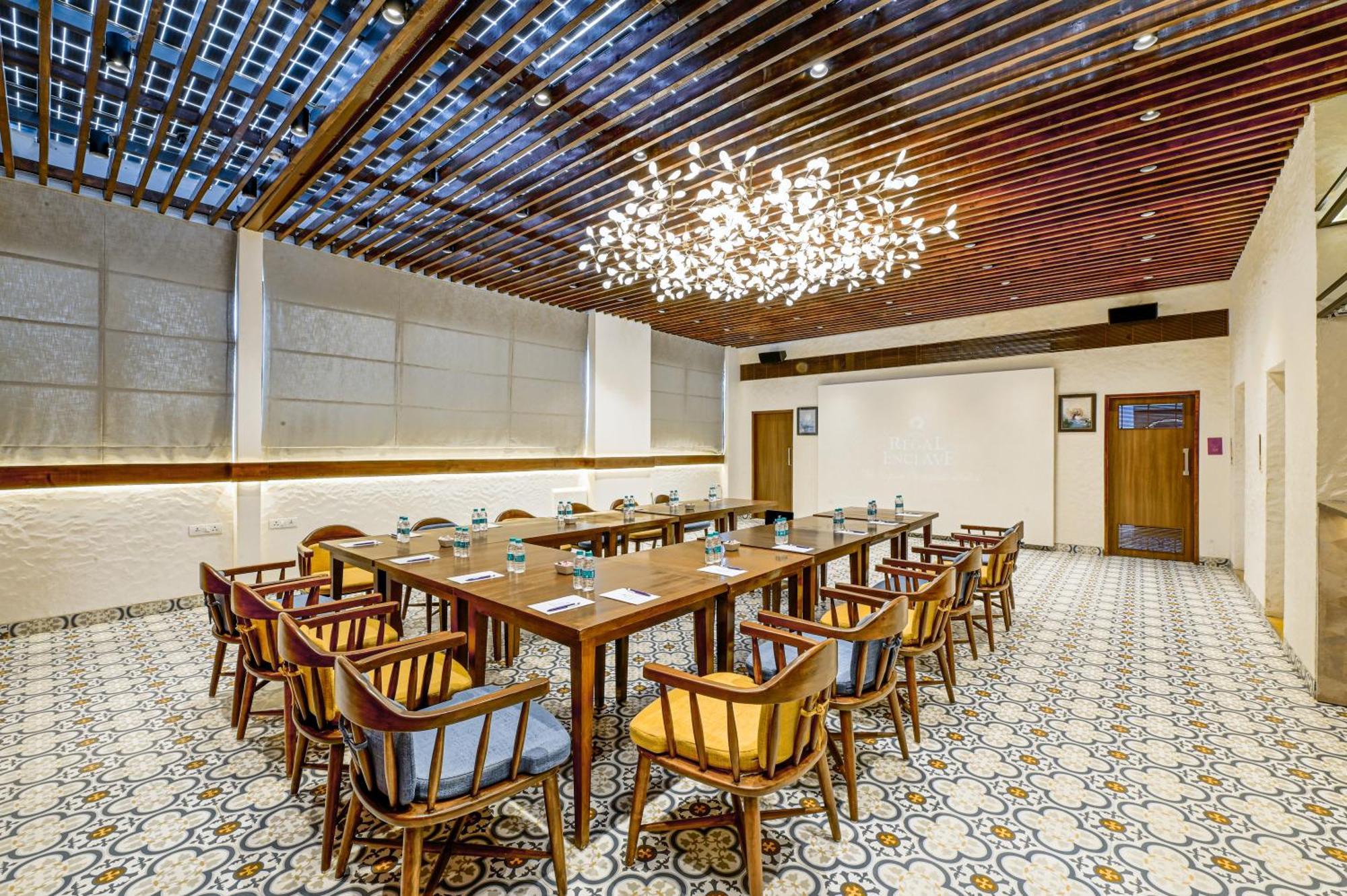 Regal Enclave Hotel Mumbai Exterior foto